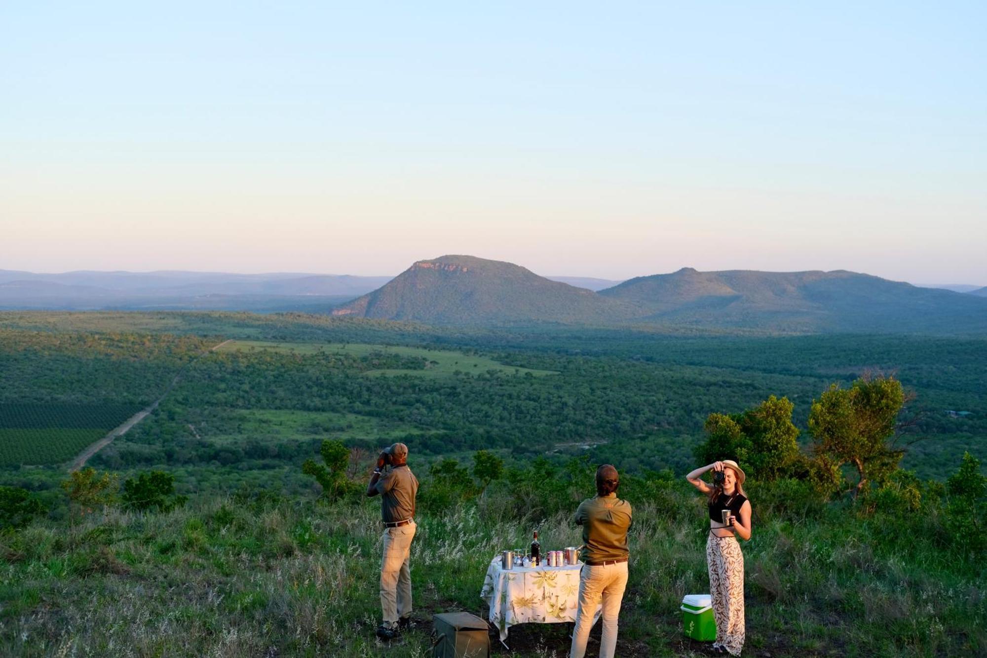 Lodge Amakhosi Safari & *